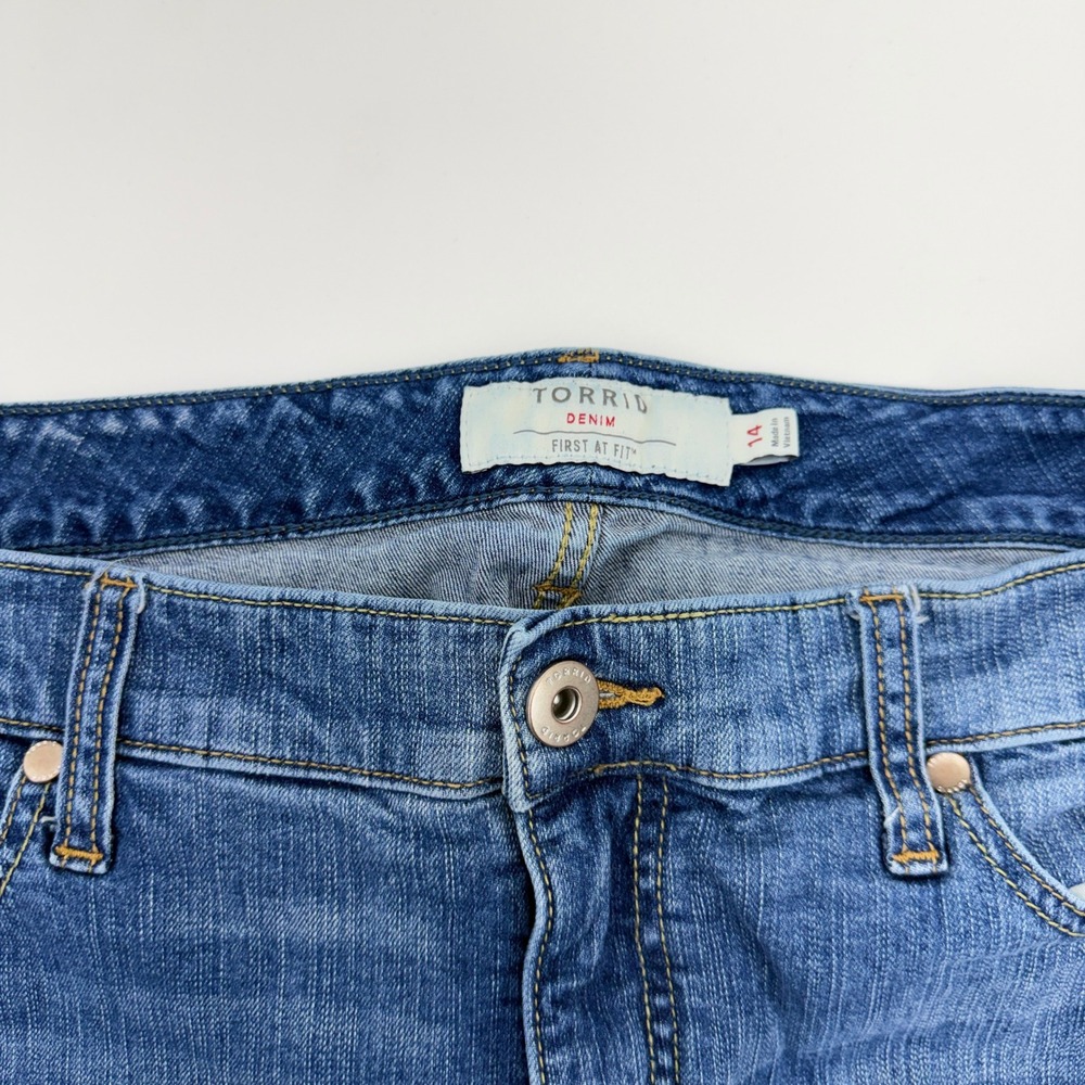 Torrid Denim First At Fit Distressed Bermuda Shorts Blue Medium Wash Womens 14 - Picture 8 of 8